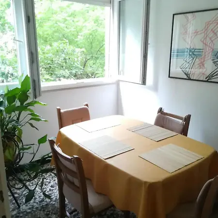 Friendly Well Located Family - Two Bedroom * Split