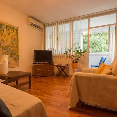 Friendly Well Located Family - Two Bedroom * Split