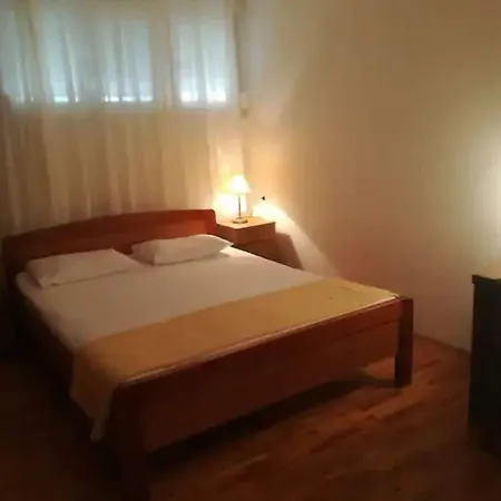 Friendly Well Located Family - Two Bedroom Διαμέρισμα *